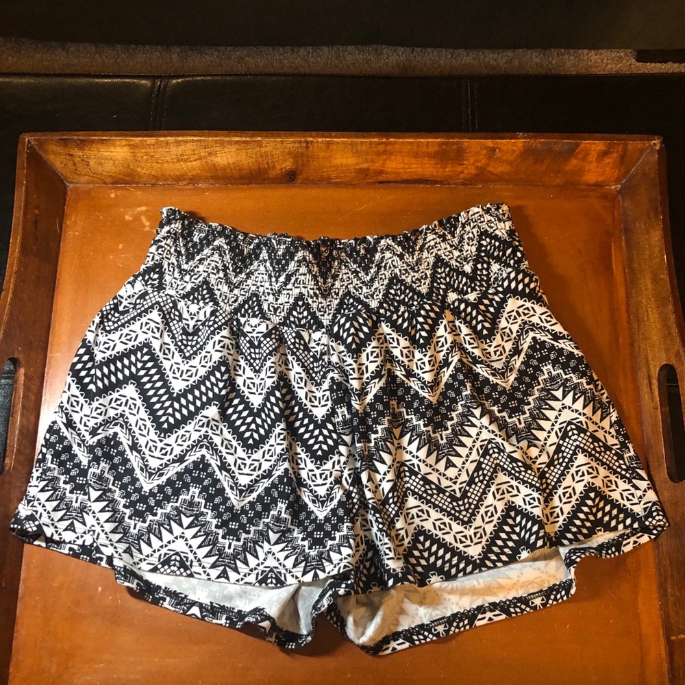 L Derek Heart Elastic Shorts